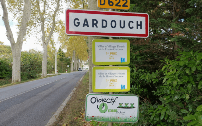 Panneau d'entrée de ville de Gardouch - Crédit photo : Laure Buquet