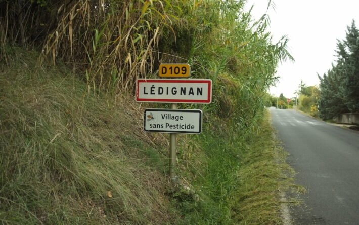 Panneau d’entrée de ville de Lédignan comportant également un panneau à la mention "Village sans pesticide"