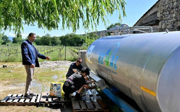 Le maire Bernard Cauvin supervise la distribution de l'eau potable de la citerne mise à disposition aux habitants