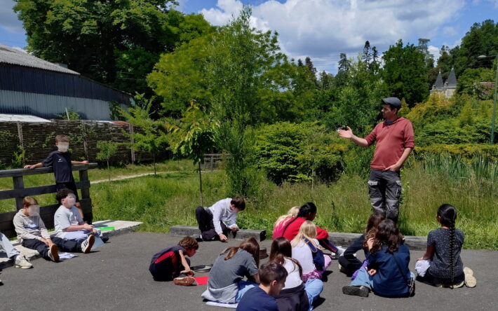 Les élèves en sortie, analysent le fonctionnement de la zone d'expansion de crue et de renaturation aménagée dans la ville, rue Pierre Brossolette, avec M. Guigue, technicien de la Communauté de communes du Périgord Noir, concepteur et aménageur de cette zone - Crédits photo : Frédéric Fournier