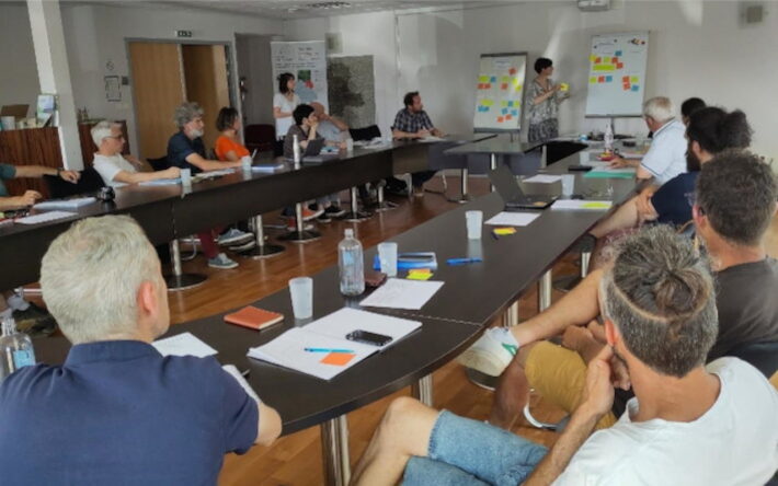 Lors de la réunion co-animée par le SCDI et l’association FIBOIS en juin 2024, les 20 participants se sont appuyés sur les témoignages de la SCIC Mayenne Bois-Énergie et du collectif Bois-Bocage (CBB35) pour réfléchir aux conditions d’émergence d’une filière bois bocager dans le nord de la Loire-Atlantique. - Crédit photo : SCDI