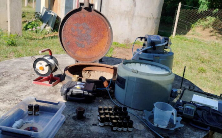 Traçage hydrologique pour étudier l’alimentation et la dynamique du puits à Varen – Crédits photos : QRGA