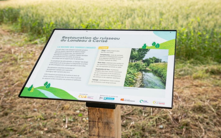 Des panneaux pédagogiques ont été installés autour du ruisseau pour expliquer le projet de restauration - Crédits photo : Olivier HERON