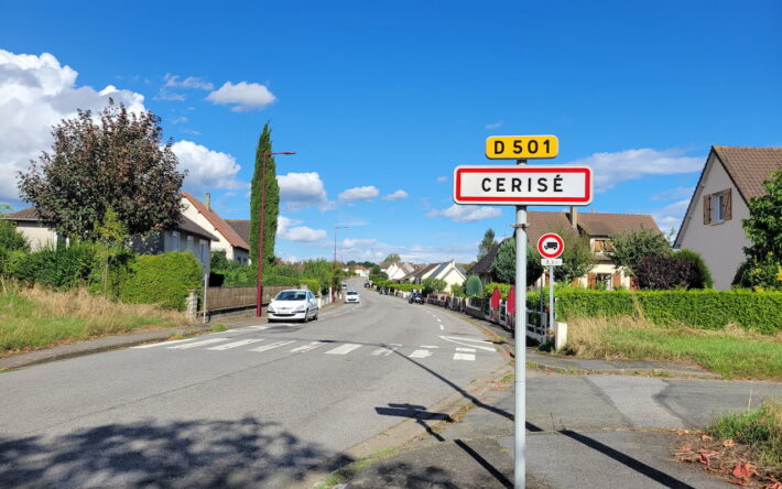Panneau d’entrée de Cerisé, agglomération de la CUA - Crédits photo : Aude CAZORLA