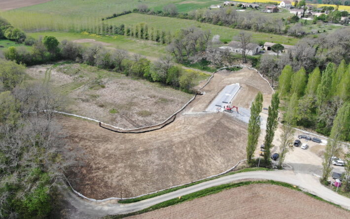 Conçu pour une capacité de 50 200 m³, le  bassin de Samazan à Aubiac, est un ouvrage stratégique pour écrêter les crues soudaines et protéger les communes situées en aval - Crédits photo : Mairie d'Aubiac
