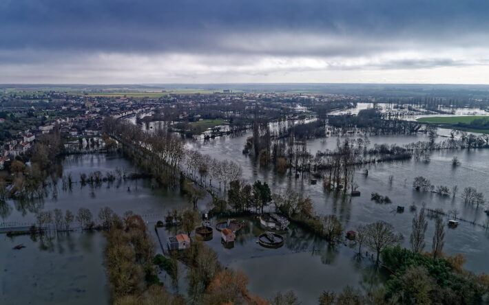 Le bassin versant de la Charente s’étend sur près de 10 550 km2. Sur la photo, Jarnac, en Charente - Crédits photo : SDIS 16