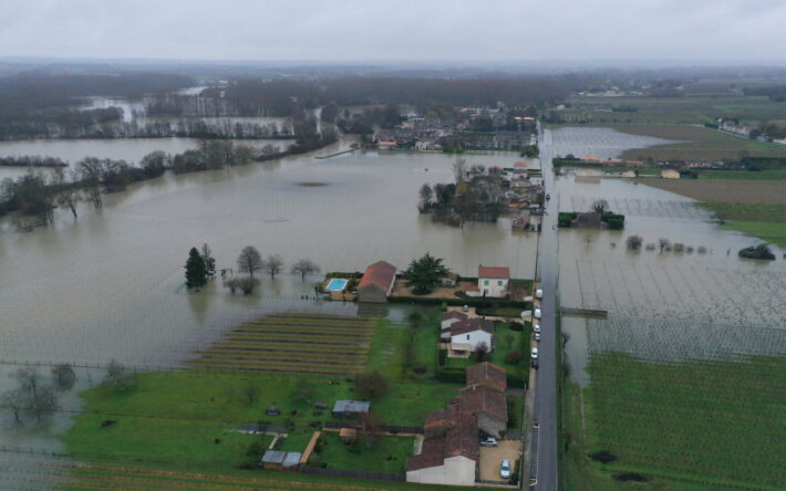 Le bassin versant de la Charente couvre 750 communes, comme Saint-Savinien (Charente-Maritime) - Crédits photo : Dronephildimages
