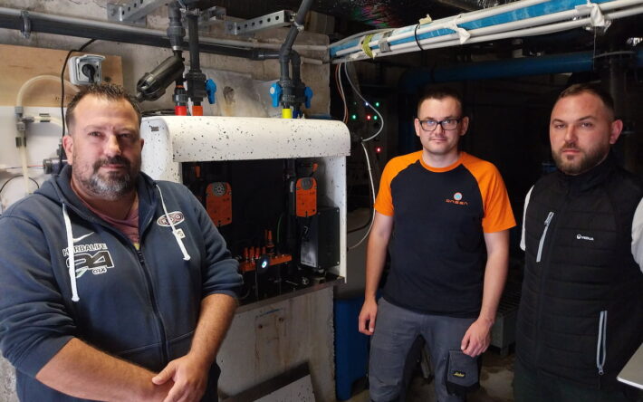 Le système de recyclage ONSEN installé en présence de Philippe Schneider, agent d’entretien de la piscine Harjès, Eymeric Dufour, employé de l’entreprise ONSEN et Pierre Doucet, conducteur de travaux chez Véolia Energie - Crédits photo : Banque des Territoires