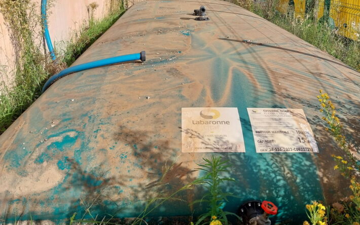 La bâche installée à l’extérieur de la piscine stocke l’eau de recyclage chaque jour avant son utilisation - Crédits photo :Banque des Territoires