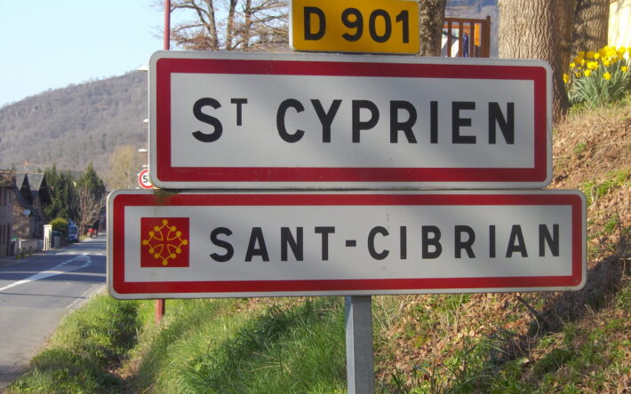 Panneau d'entrée de ville de Saint-Cyprien (66) - Crédit photo : Banque des Territoires