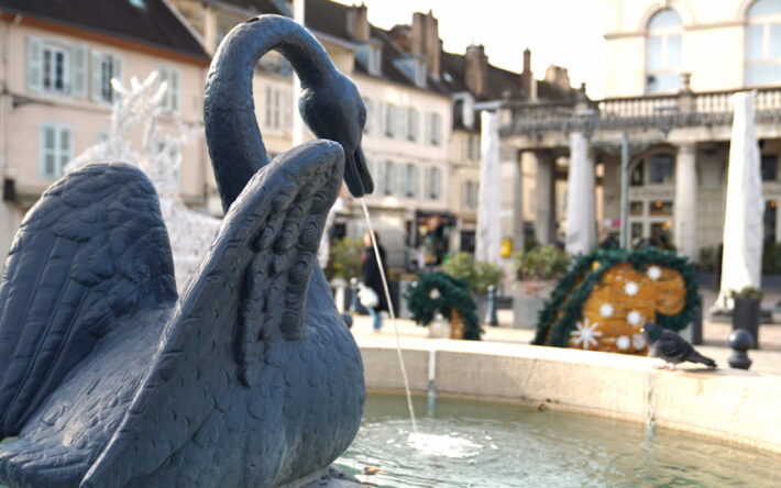 La tarification saisonnière repose sur un principe simple : encourager la sobriété en été, période où la ressource se fragilise, et soutenir des consommations maîtrisées le reste de l’année. Concrètement, le coût de l’eau diminue de 30% du 1er octobre au 31 mars, et sur la période estivale, il augmente de 40% - Crédits photo : Banque des Territoires