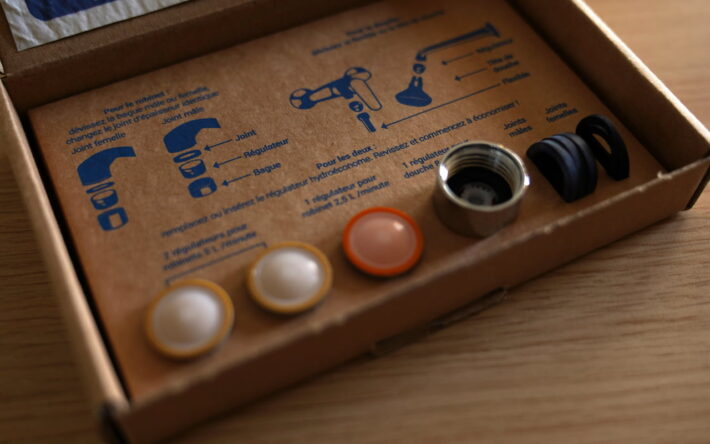 Le kit économiseur d’eau permet d’équiper les principaux points d’eau du logement (robinet de la cuisine,robinet de la salle de bain, douche) et ainsi de réaliser une économie d’eau entre 30 % et 50 % aux points concernés - Crédits photo : Banque des Territoires