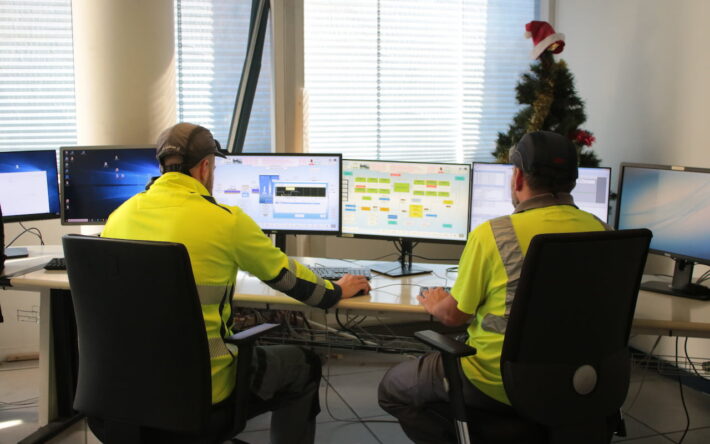 Grâce à la mesure des puissances à toutes les étapes du process, les deux techniciens ont trouvé des leviers de diminution des consommations d’énergie - Crédits photo : Banque des Territoires
