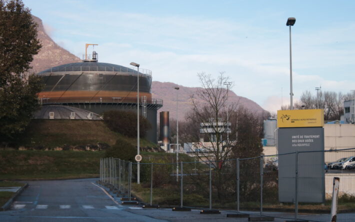 Équipée d’un méthaniseur permettant de valoriser les boues en biogaz, Aquapole a une capacité de plus de 650 000 équivalents habitants, elle traite en moyenne 8 500 m3/h - Crédits photo : Banque des Territoires