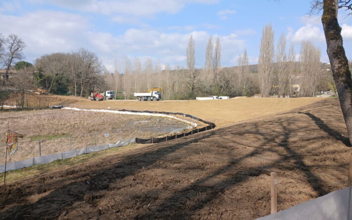 Phase de travaux dédiée au décaissement de 3 800 m³, indispensable pour stabiliser la future digue et garantir la sécurité hydraulique de l’ouvrage - Crédit photo : Mairie d’Aubiac