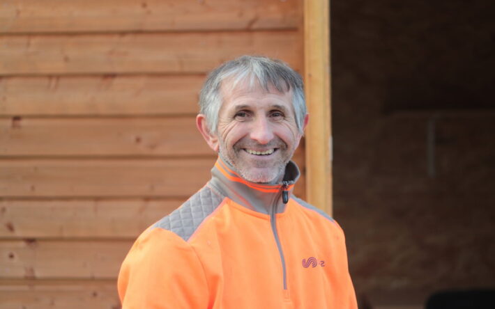 Alain Gentil, technicien assainissement chez Suez en charge de l’exploitation, souligne la facilité de maintenance de la station d’épuration par disques biologiques - Crédits photo : Banque des Territoires