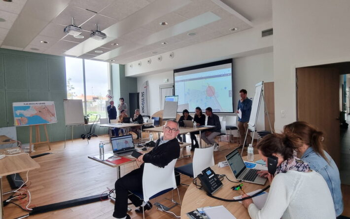 Les équipes de la commune d’Angoulins-sur-Mer mobilisées lors d’un exercice de crise intercommunal construit en coordination avec Numérisk en avril 2025 - Crédit photo : Numérisk