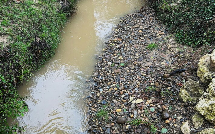 Egan Aquitaine a créé une douzaine de banquettes minérales avec des cailloux issus d'une carrière voisine - Crédits photo : Banque des Territoires