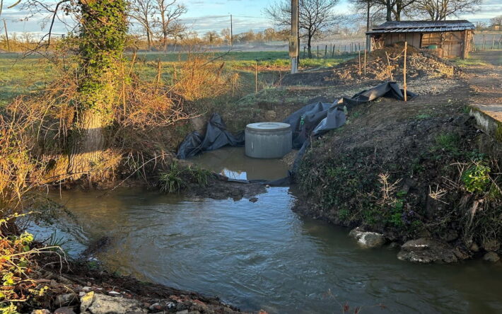 Réalisation d'un puits de berge pour concilier les besoins en irrigation et les écoulements du Gioulé - Crédits photo : Banque des Territoires