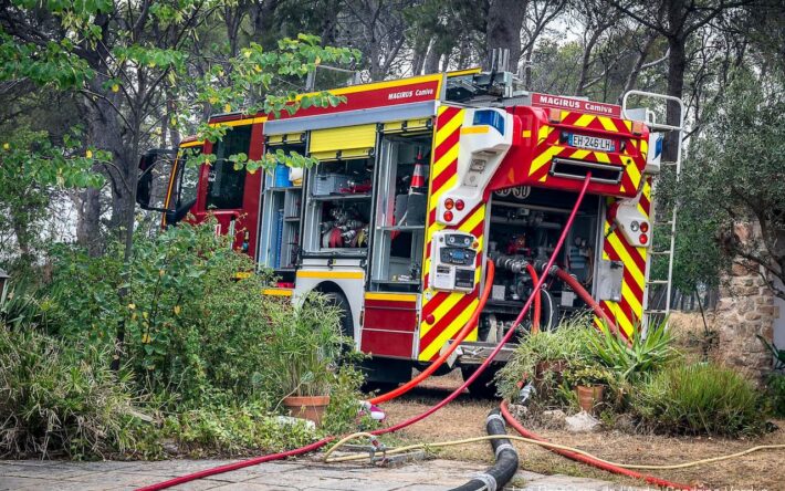Fourgon Magirus, feu d’habitation dans un domaine isolé - Crédit photo : Sandrine Verdun, Pompiers de l’Aude