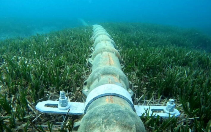 Vue de la conduite sous-marine maintenue au fond par un ancrage adapté au substrat et protégée aux points sensibles par des coques en fonte ou béton - Crédits photo : TPM