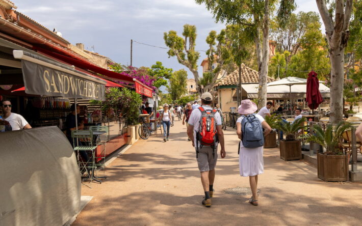 L’île de Porquerolles compte 350 habitants permanents, mais accueille entre 10 000 et 15 000 visiteurs/jour en été - Crédits photo : PASTOR/TPM