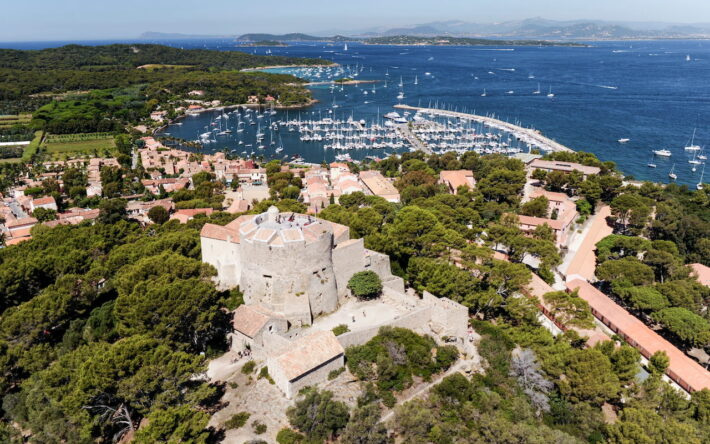 Vue aérienne de Porquerolles, en face de la presqu’ile de Giens sur la commune d’Hyères – Crédits photo : PASTOR/TPM