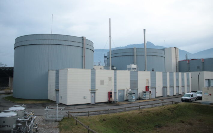 Dans cette usine de dépollution des eaux polluées, une part importante des eaux usées provient de l’industrie, ce qui pose la question de la présence de micropolluants - Crédits photo : Banque des Territoires