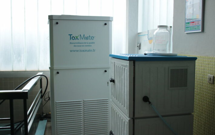 Le système ToxMate est relié à un préleveur : en cas de réaction des macro-invertébrés, de l’eau est automatiquement prélevée pour être analysée - Crédits photo : Banque des Territoires