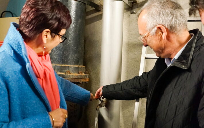 Anne FRACKOWIAK-JACOBS, Préfète de la Creuse et Thierry BURLOT, président du comité de bassin de l’Agence de l’Eau Loire-Bretagne, ouvrent symboliquement le robinet de la conduite acheminant l’eau depuis l’Allier jusqu’aux abonnés de la Creuse - Crédits photo : Confluence Eaux.