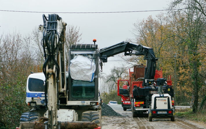 Réalisation des travaux de forage sous la voie ferrée SNCF - Crédits photo : Confluence Eaux.