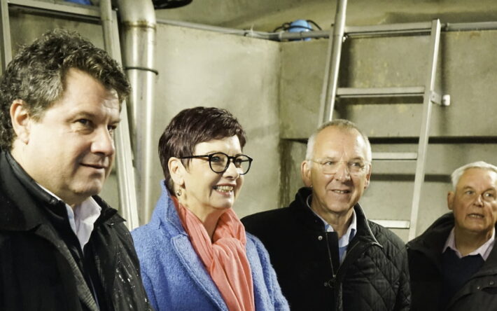 Entourée de Vincent TURPINAT, président du syndicat mixte Confluence Eaux et de Thierry BURLOT, président du comité de bassin de l’agence de l’eau Loire-Bretagne, Anne FRACKOWIAK-JACOBS, Préfète de la Creuse, coupe symboliquement le ruban lors de l’inauguration du projet d’interconnexion le 21 octobre 2025 sur la commune de Trois-Fonds - Crédits photo : Confluence Eaux.