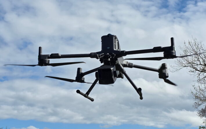 Fixé sous le drone, le LIDAR scanne le terrain en envoyant plus de 160 000 impulsions lumineuses par seconde. - Crédits photo : Banque des Territoires