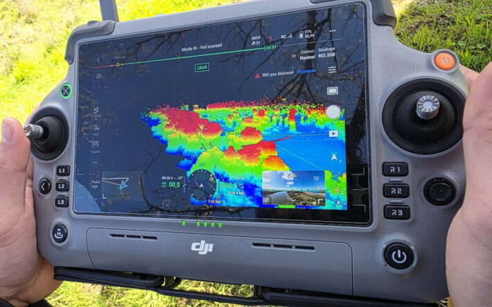 L’écran de pilotage du drone affiche les données recueillies en trois dimensions ainsi que toute les informations techniques. - Crédits photo : Banque des Territoires