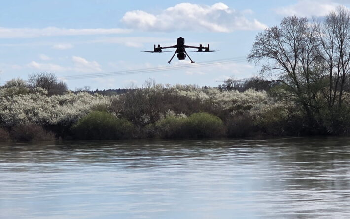 Equipé d’un scanner LIDAR, le drone peut « lire » sous le niveau d’un cours d’eau ou d’une pièce d’eau pour établir la topographie du fond et calculer le volume. - Crédits photo : Banque des Territoires