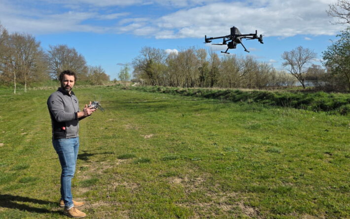 Le pilotage d’un drone professionnel exige l’obtention d’un Certificat d’Aptitude Théorique de Télépilote et d’une attestation pratique contrôlée par la Direction Générale de l’Aviation Civile. - Crédits photo : Banque des Territoires