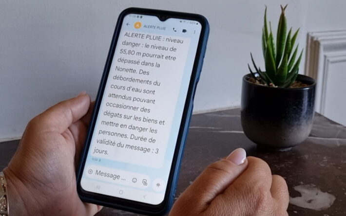 Des flyers de présentation du dispositif sont régulièrement distribués afin de sensibiliser les élus et les habitants - Crédits photo : Entente Oise Aisne