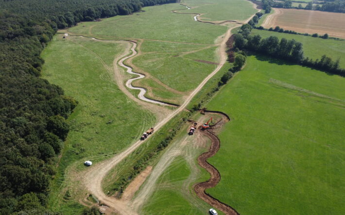 Prise de vue des travaux où l'on aperçoit les méandres du cours d’eau. Crédits photo - SBHS.
