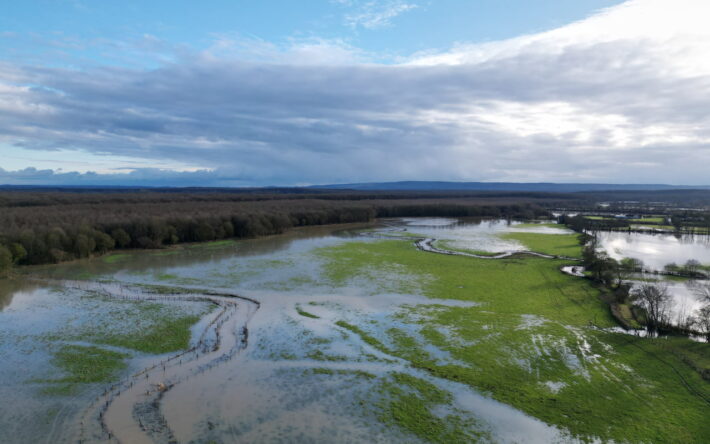 La rivière est régulièrement sujette aux crues au cours des saisons. - Crédits photo : SBHS.