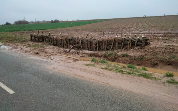 De nombreux axes de ruissellement majeurs traversent la commune de Pihen-lès-Guînes. Ici une fascine a été créée pour freiner l’eau. Crédit photo : Grand Calais Terres & Mers