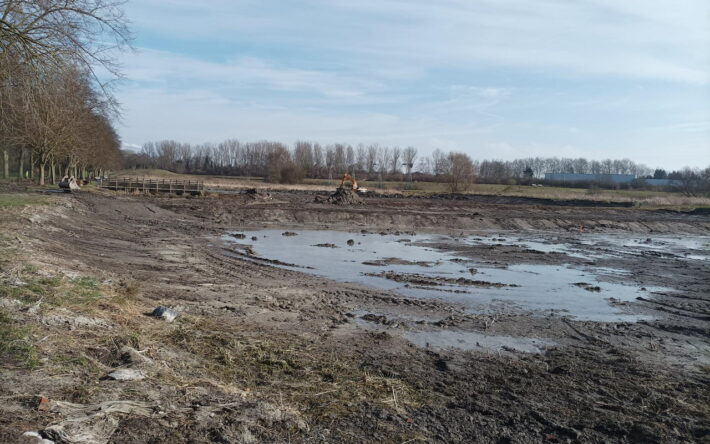 Focus sur le curage des bassins totalement mis à sec - Crédits photo : CALL