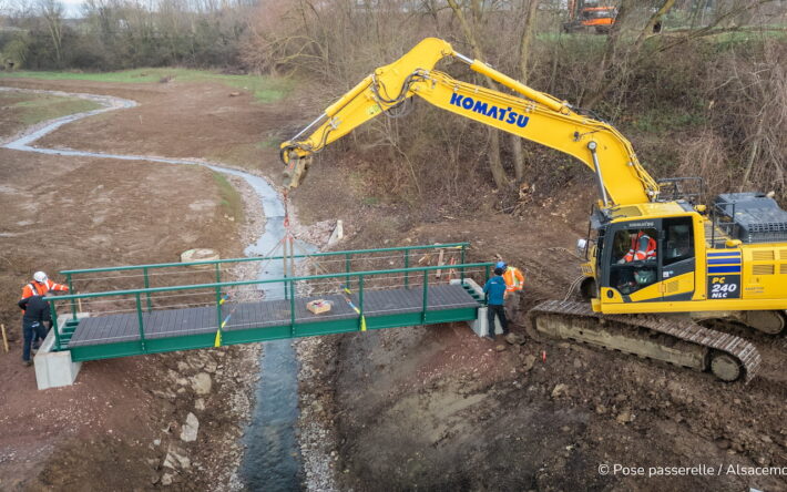 Pose de la passerelle dans le cadre de la création du cheminement piétonnier - Crédits photo : Banque des Territoires