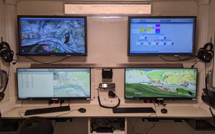 L’intérieur d’un camion de pompier faisant office de poste de commandement - Crédits photo : Banque des Territoires