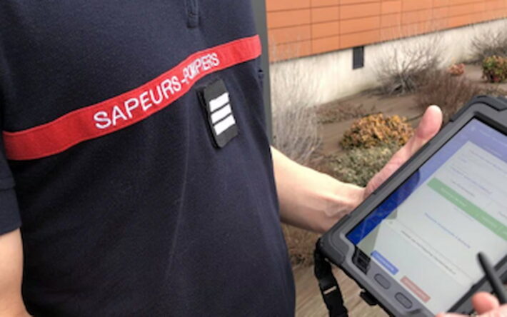L’utilisation du logiciel d’Intelligence Artificielle opérationnelle permettant l’aide à la décision peut se faire directement sur zone, via l’utilisation d’une tablette - Crédits photo : Banque des Territoires