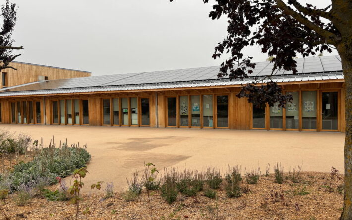 En plus de sa gestion de l’eau, les Bâtis bois, l’isolation et les panneaux photovoltaïques permettent à l’école d’être pratiquement passive dans sa consommation d’énergie - Crédits photo : Ville de Sainghin-en-Weppes