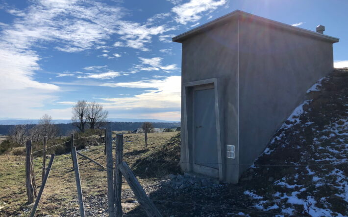 Implantés dans des zones rurales et difficilement accessibles, les réservoirs assurent l’alimentation en eau potable de plusieurs communes du Brivadois - Crédit photo : Dosatron