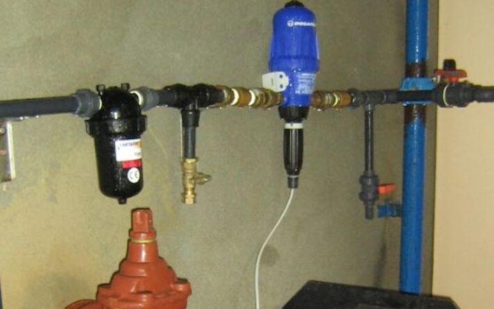 Fonctionnant grâce à l’énergie hydraulique de l’eau, la pompe assure une injection continue et homogène du chlore avant le stockage - Crédit photo : Dosatron