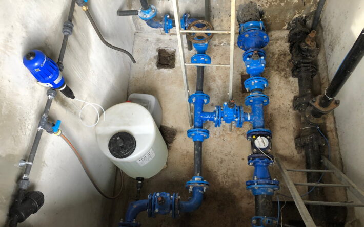 Installée sur la conduite d’arrivée d’eau, la pompe doseuse garantit le respect des concentrations réglementaires de chlore, indépendamment des variations de débit - Crédit photo : Dosatron