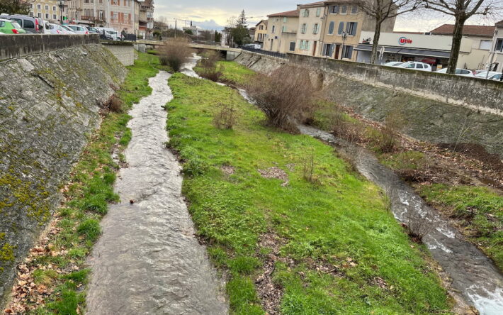 « Sur certains endroits, la rivière occupe maintenant toute la largeur, et non à peine deux mètres au centre. Une transformation qui a eu lieu en un an et demi, après des travaux réalisés au printemps 2024. » – Crédit photo : Banque des Territoires