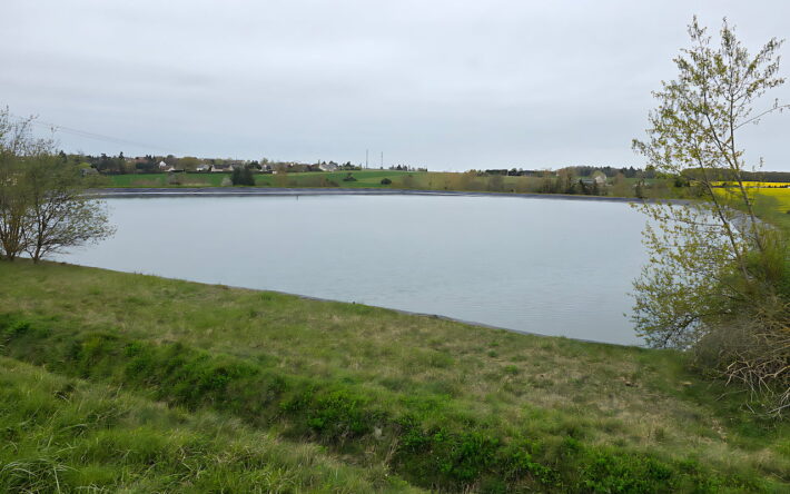 Avant d’être utilisées pour l’arrosage, les eaux épurées sont stockées dans un bassin-lagune d’une capacité de 50 000 m3. - Crédits photo : Banque des Territoires